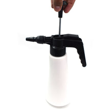 Garden sprayer with adjustable spray